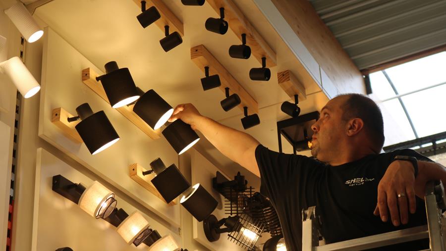 Shelf Service transforme le rayon 'éclairage' des magasins Mr Bricolage