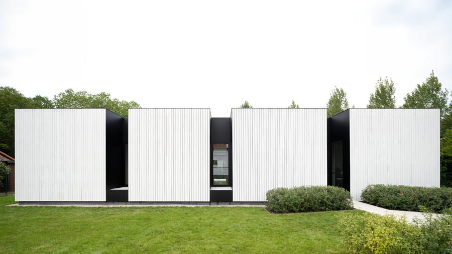 Une sculpture blanche entre ville et nature