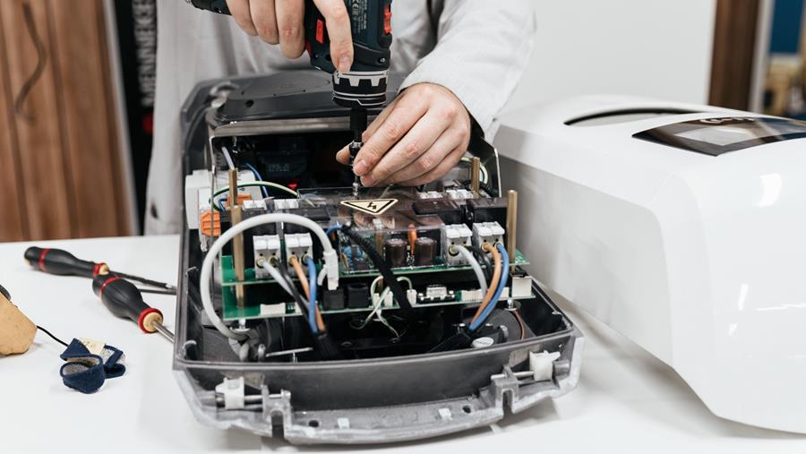 Rexel Belgique et TVH lancent un service de réparation durable pour les onduleurs et les bornes de recharge